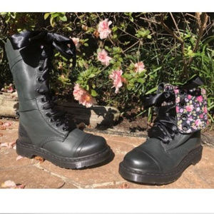 NWOB Dr MARTENS TRIUMPH BOOTS 5 LEATHER FLORAL